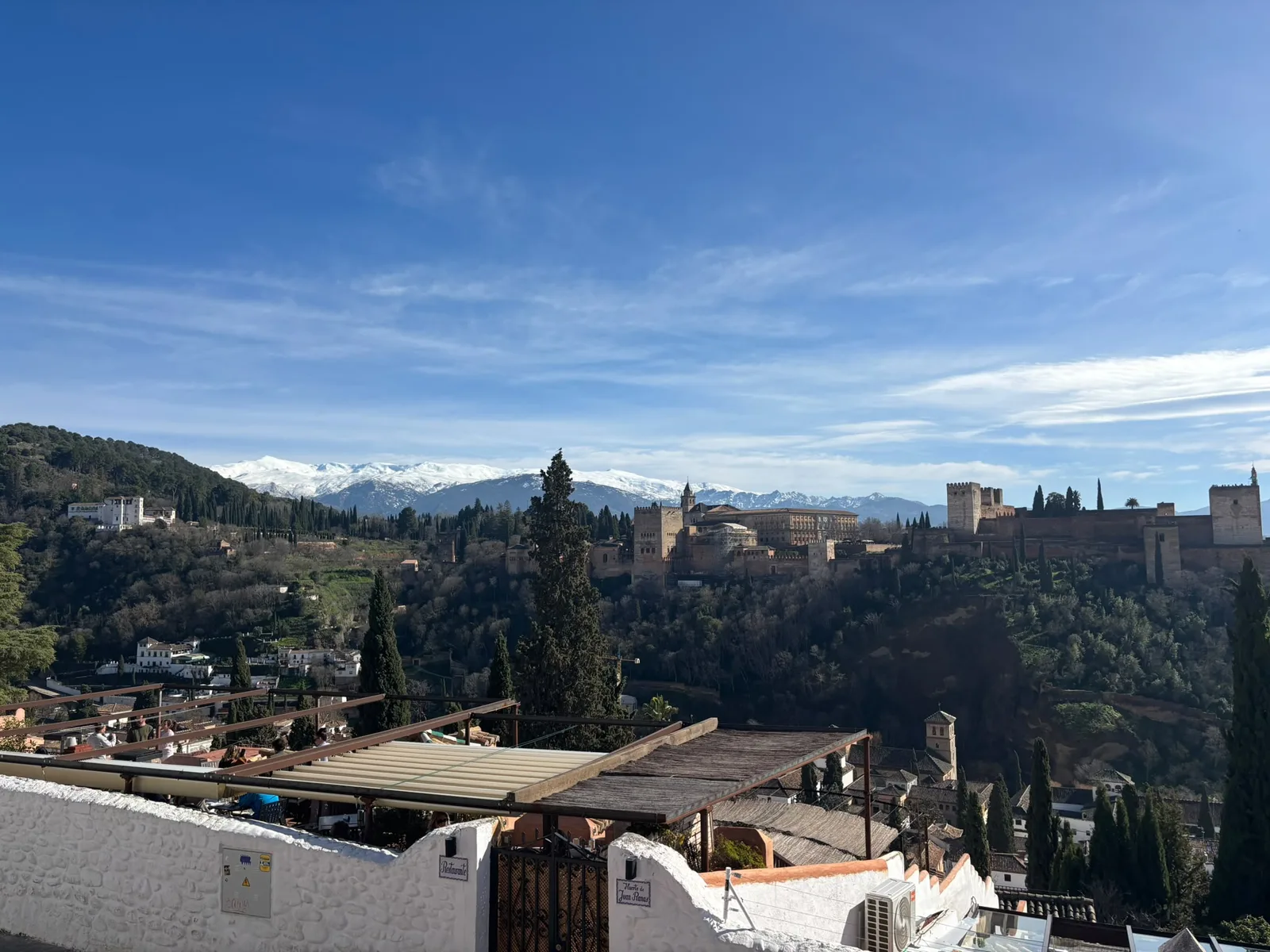 Mirador de San Nicolás, vista de la Alhambra con Sierra Nevada al fondo