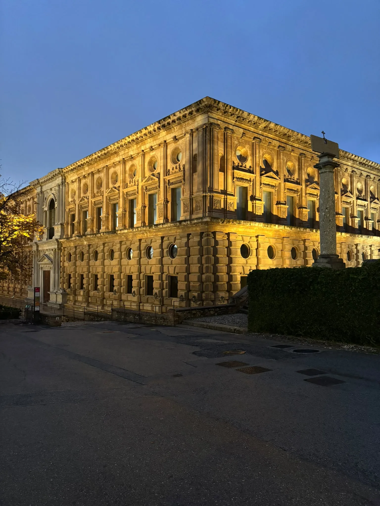 Palacio de Carlos V al atardecer, recinto de la Alhambra