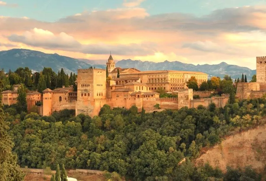 La Alhambra de Granada al atardecer — Viavora Travel España y Portugal