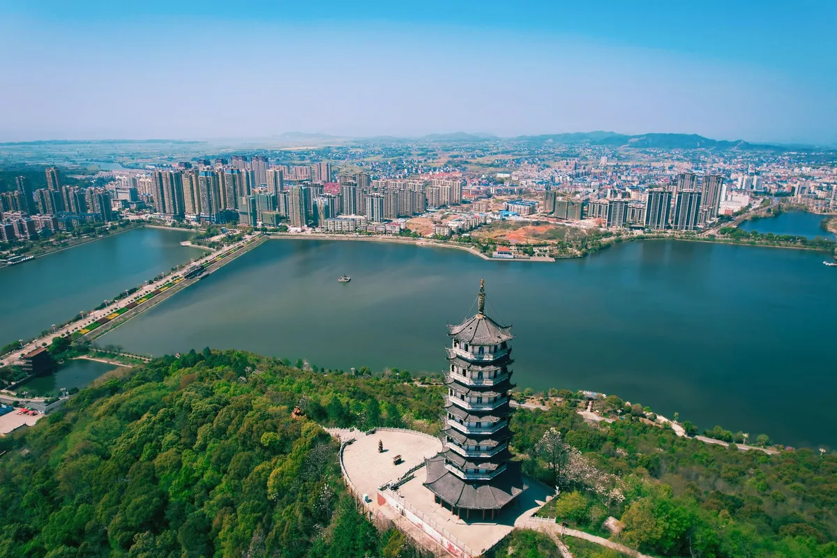 Pagoda Leifeng — Viavora Travel