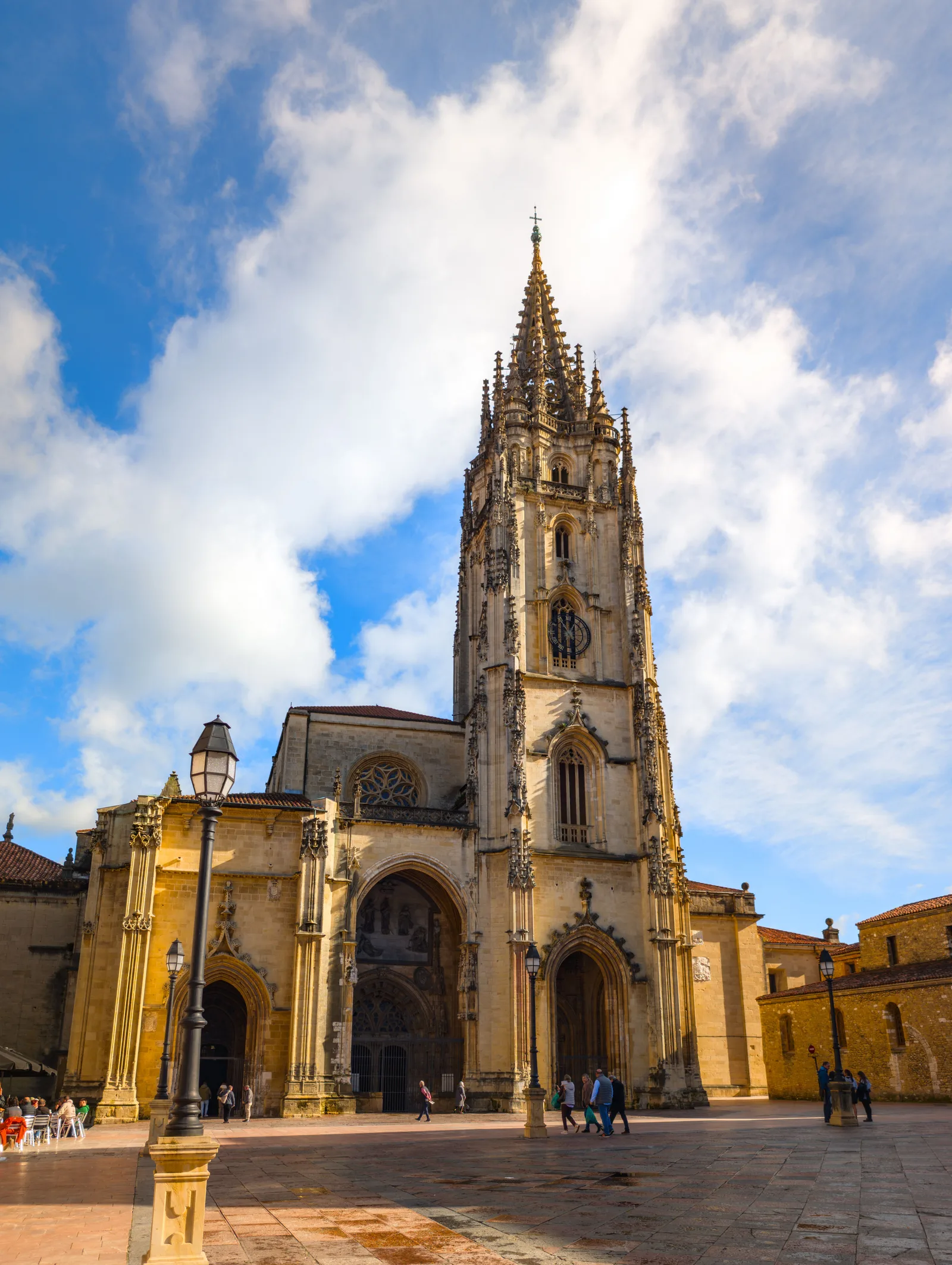 Oviedo al atardecer — Viavora Travel