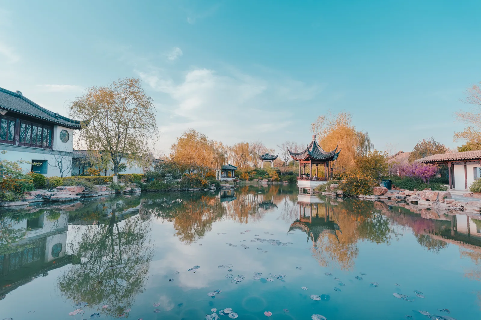 Canales y jardines clásicos de Suzhou al atardecer — Viavora Travel